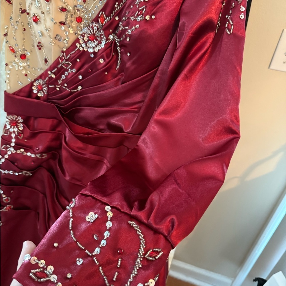 Elegant Evening Gown - Picture 8 of 11